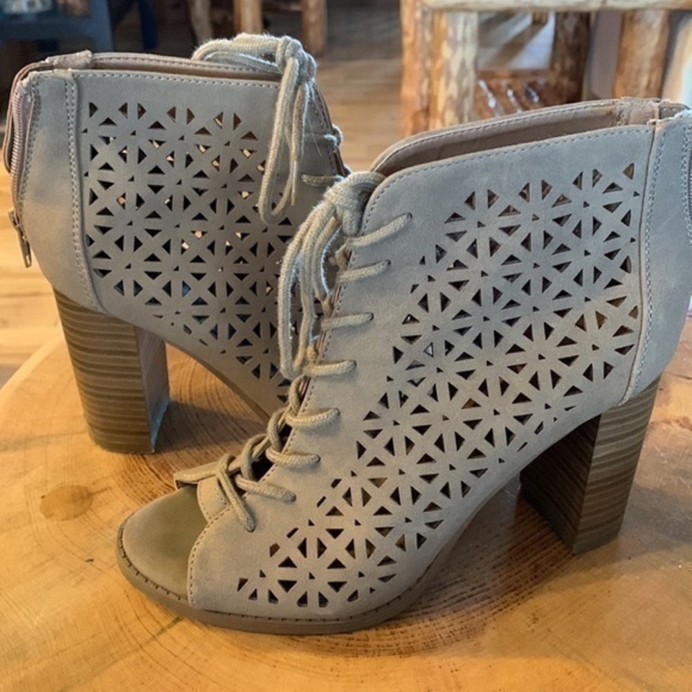 Size 6.5 Lazer Cut outs 3” stacked heel Open Toe Ankle Boot Laced back zipper